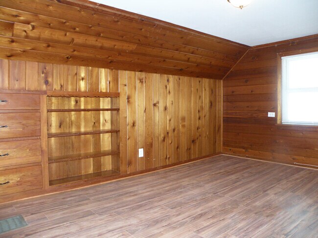 Building Photo - 4 Bedroom Bungalow for Rent! Euclid, Ohio