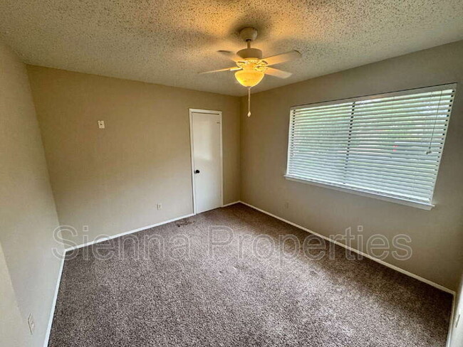 Building Photo - 2708 Charlesworth Dr