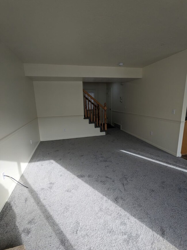 Building Photo - Layton 3 Bed Townhome with Garage & Fenced Yard – 2 Weeks Free!