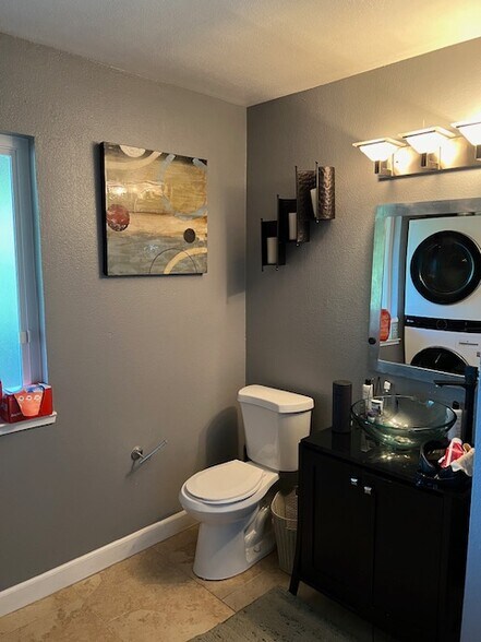 Downstairs Bathroom - 3847 Vineyard Ave
