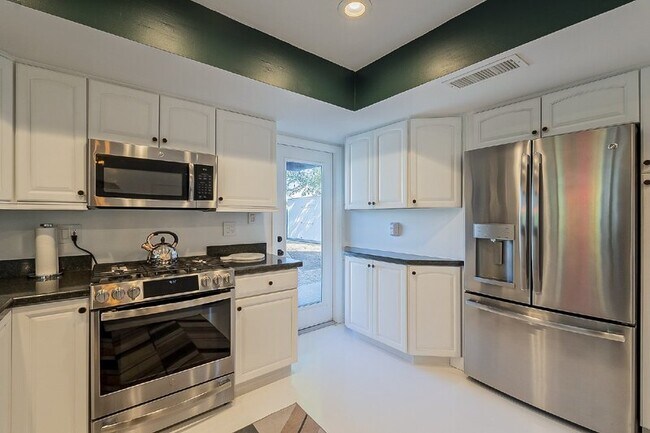 Building Photo - 10610 N 35th St