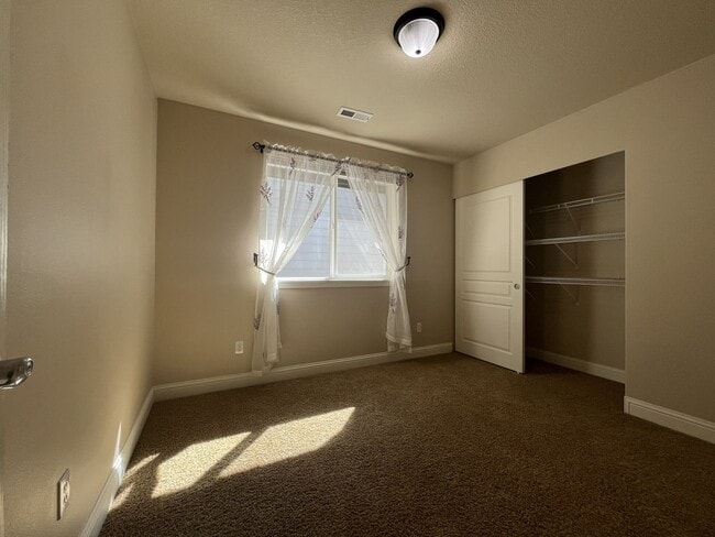 Building Photo - Beautiful 5 Bedroom Home + Office with Grand Entry, Gourmet Kitchen & Private Backyard