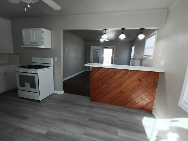 Building Photo - Lots of Space!