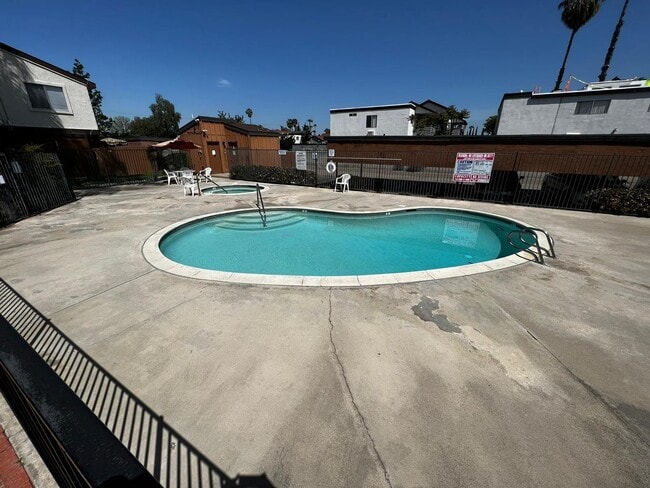 Building Photo - 2 bedroom 1.5 Bath Upgraded Townhome