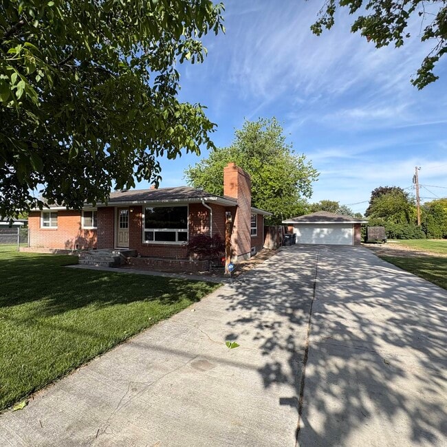 Building Photo - 821 N Rd 48