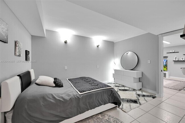 Building Photo - 6039 Collins Ave