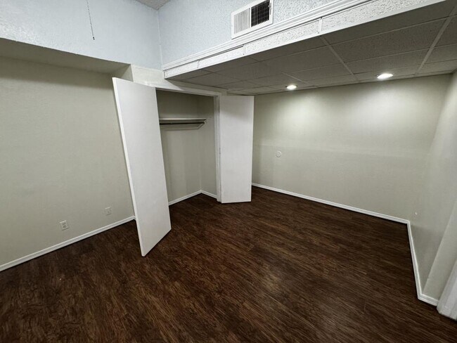 Building Photo - 103 E Central Ave