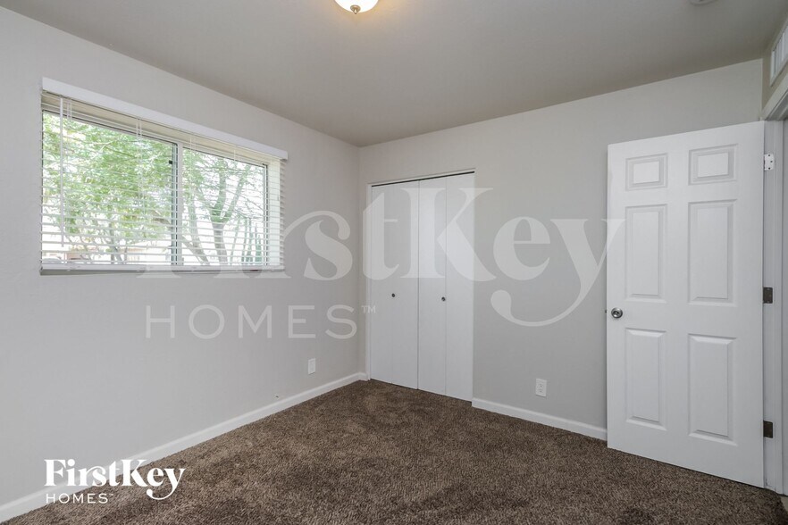 Building Photo - 1707 S Hardy Dr