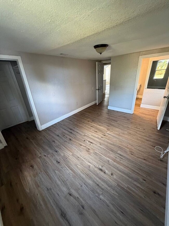 Building Photo - Charming 2 bedroom, 2 bathroom home