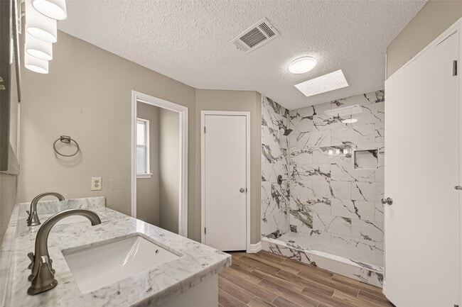 Building Photo - 15915 Dunmoor Dr