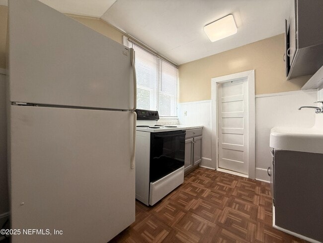 Building Photo - 2245 Myra St