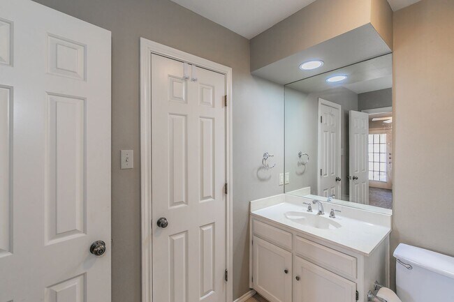 Building Photo - BEAUTIFUL and SPACIOUS Townhome in Ideal L...