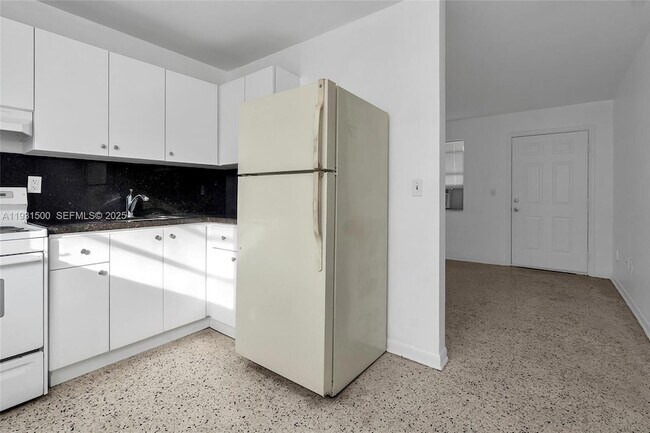 Building Photo - 644 SW 10th St