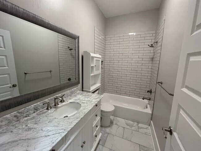 Building Photo - 897 S Cox St