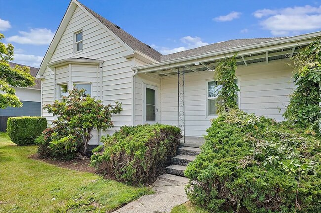 Building Photo - Beautiful Craftsman Home with Ample Parking & Outdoor Space