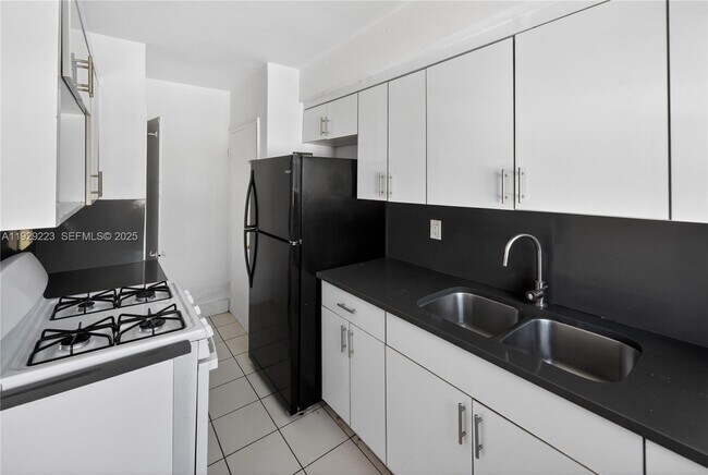 Building Photo - 1135 Marseille Dr