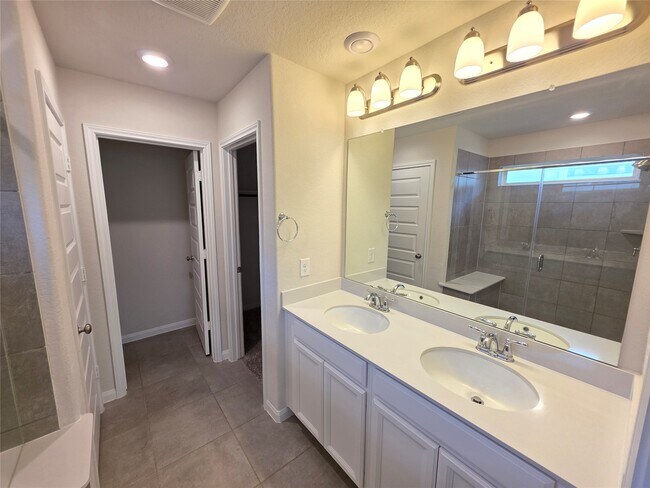 Building Photo - 221 Harper Ridge Dr