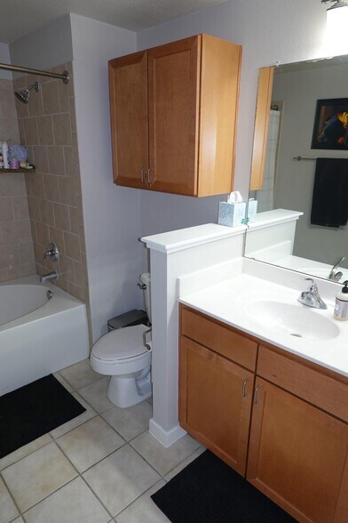 Building Photo - 7342 Oak Manor Dr