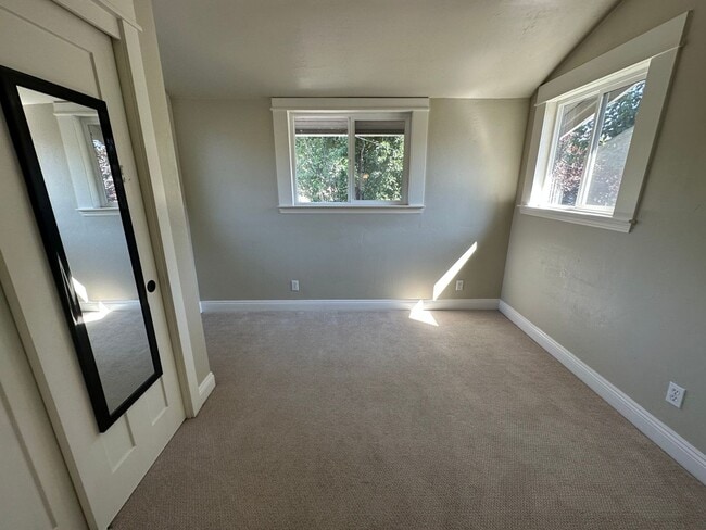 Building Photo - Beautifully Renovated 5 Bedroom Midtown Home