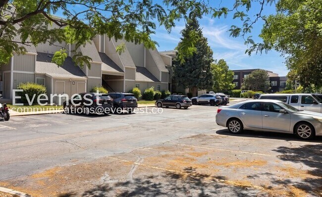 Building Photo - 2 Bed/1 Bath Condo with Off-Street Parking / Available Now!