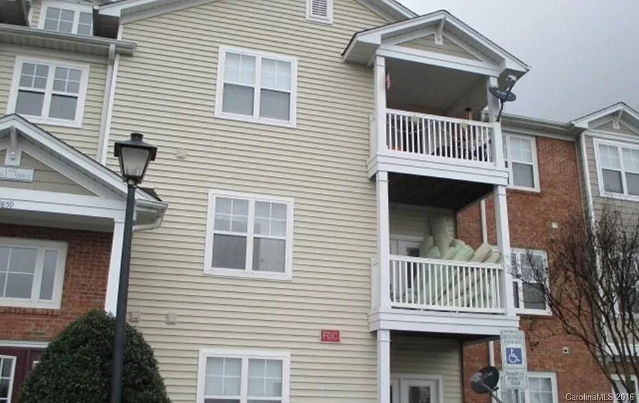 Building Photo - Room in Condo on Hyde Glen Ct