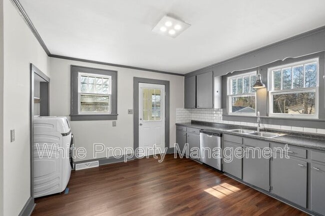 Building Photo - 401 W Ketchie St