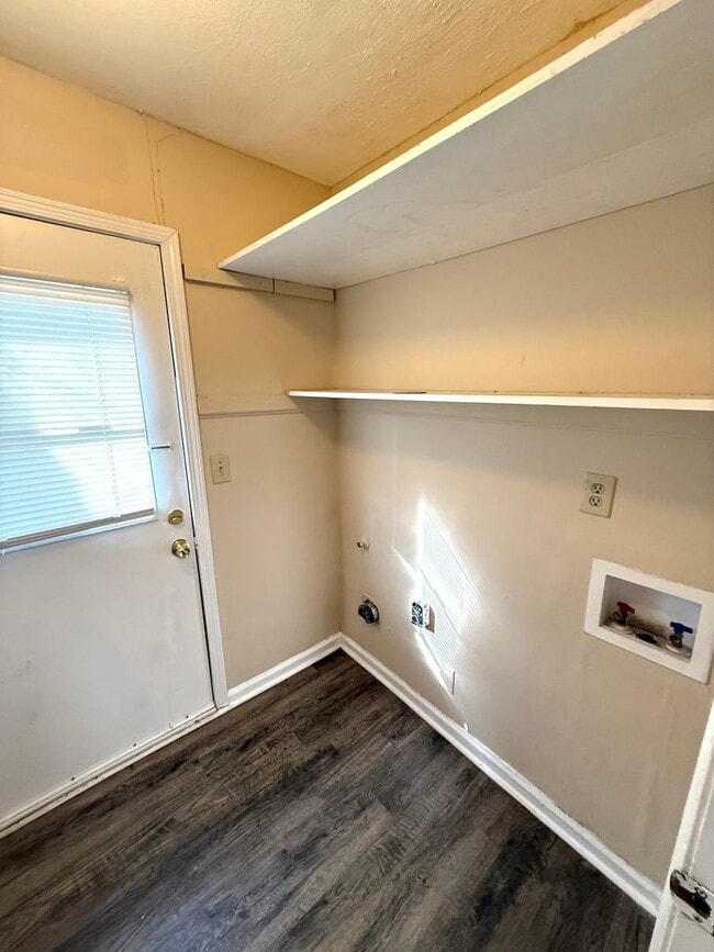 Building Photo - ** 3 Bed 2 Bath located in Regency Park ** Call 334-366-9198 to schedule a self showing