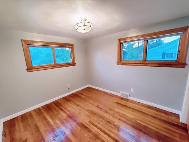 Building Photo - 813 Country Club Rd