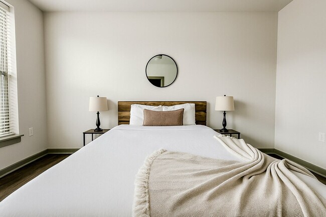 Building Photo - 305 E Broadway St