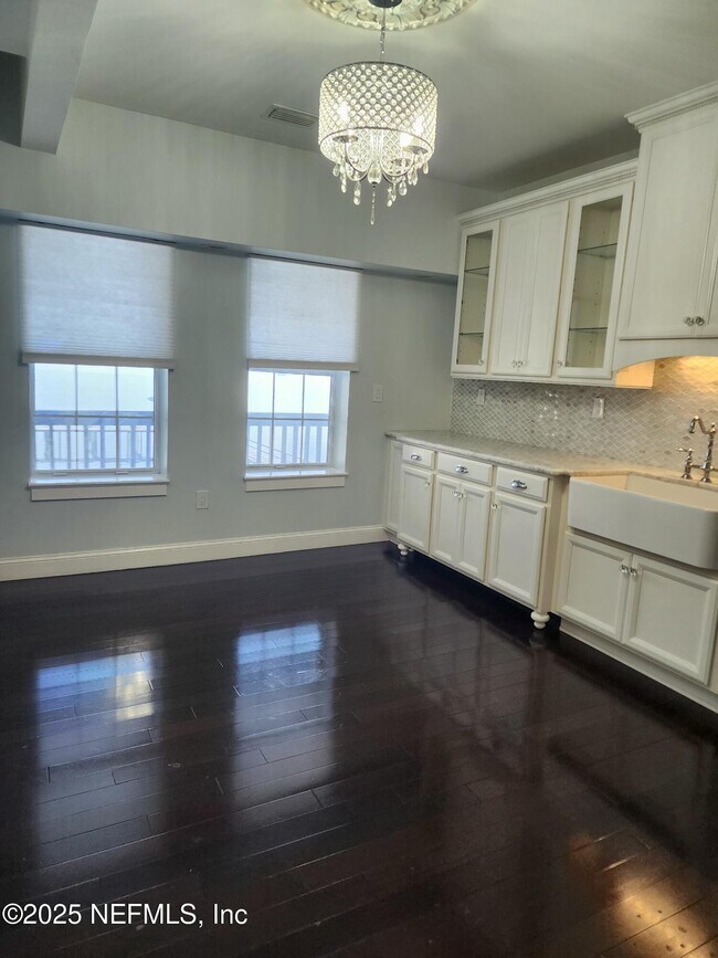 Building Photo - 212 St Johns Ave