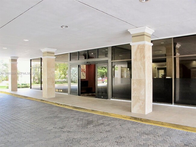 Building Photo - 400 Kings Point Dr