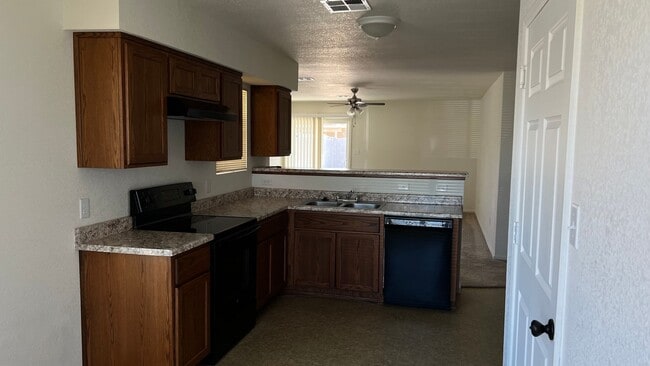 Building Photo - DESERT SANDS