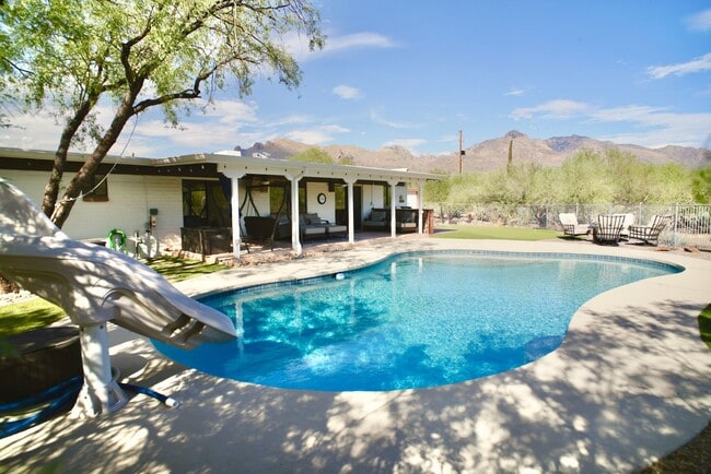 Building Photo - 4 Bedroom Furnished in Catalina Foothills with Pool