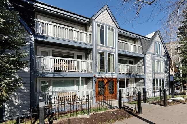 Building Photo - 916 E Hopkins Ave