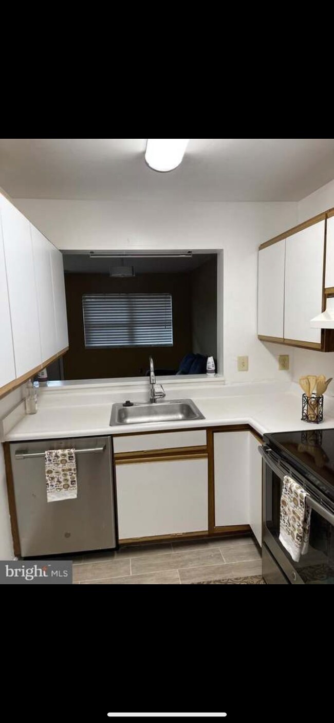 Building Photo - 1204 W