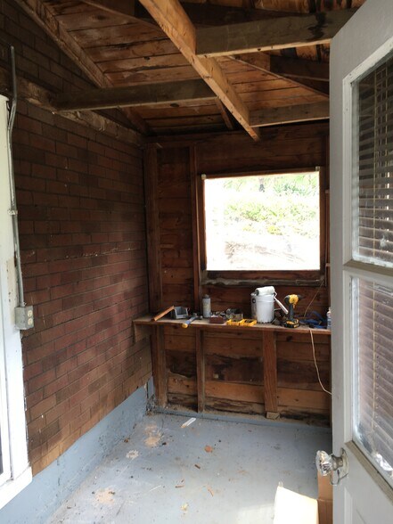 Building Photo - 928 Rockway St