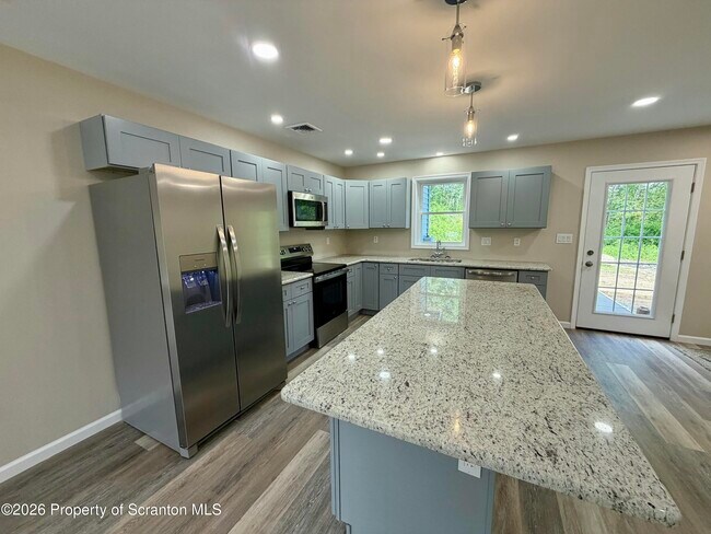 Building Photo - 1068 Lakeland Dr