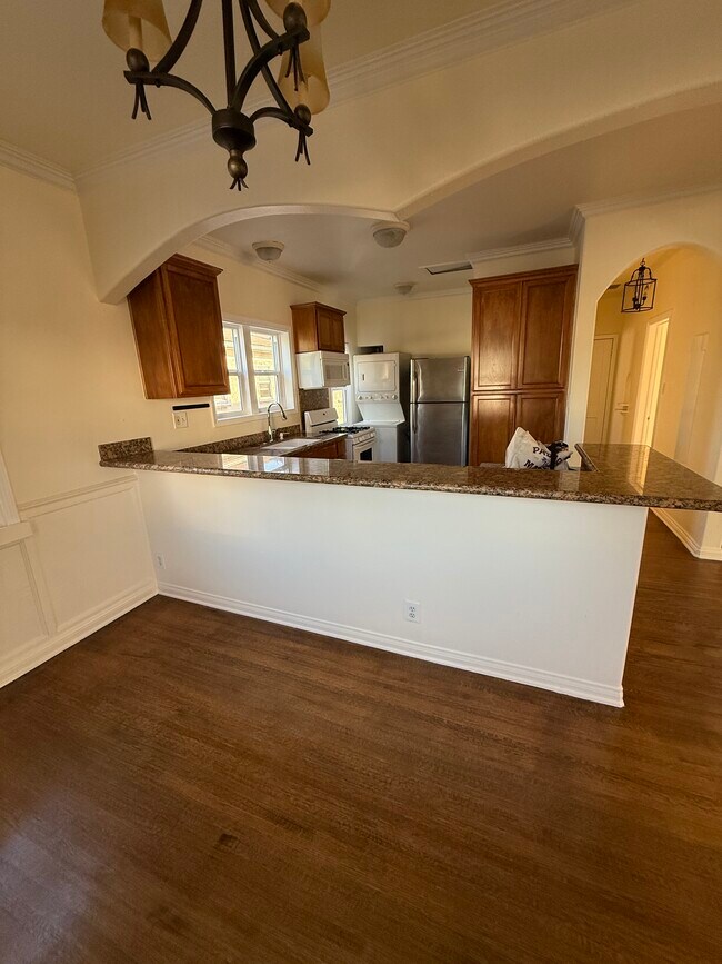 Building Photo - 5906 San Vicente Blvd