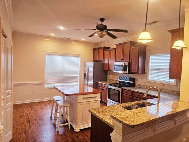 Building Photo - Townhouse  At West Park Place