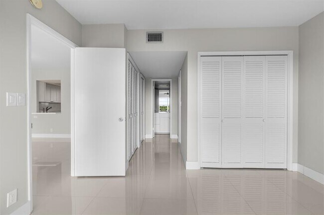 Building Photo - 3050 N Palm Aire Dr