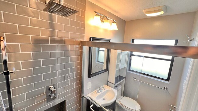 Building Photo - Timeless Charm Meets Modern Comfort in the Heart of Winter Park! WASHER & DRYER INCLUDED!