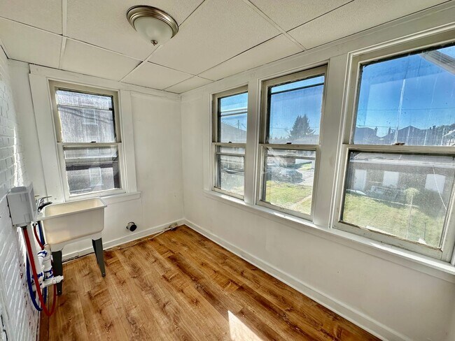 Building Photo - 1012 S Hall St