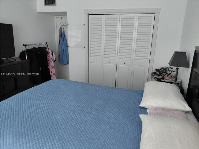 Building Photo - 400 Kings Point Dr