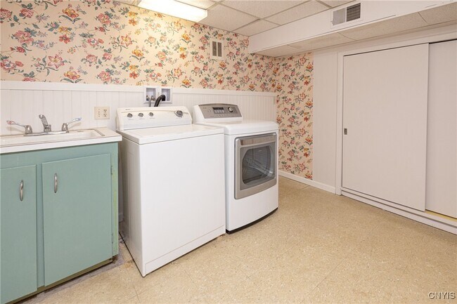 Building Photo - 35 Lakeview Cir