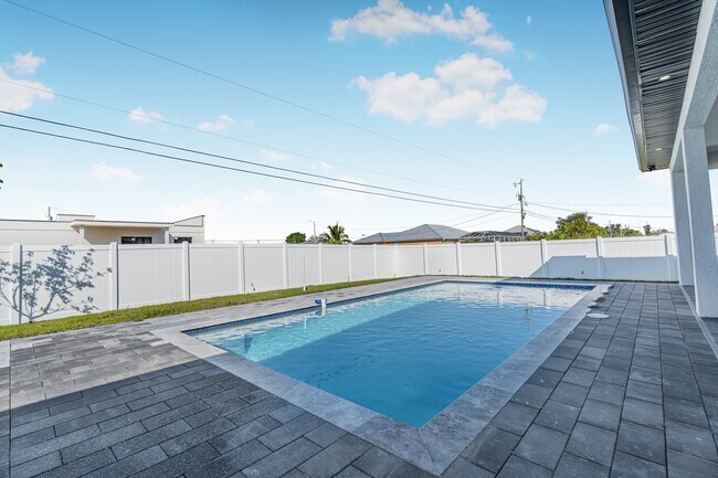 Building Photo - 2014 NE 9th Ave