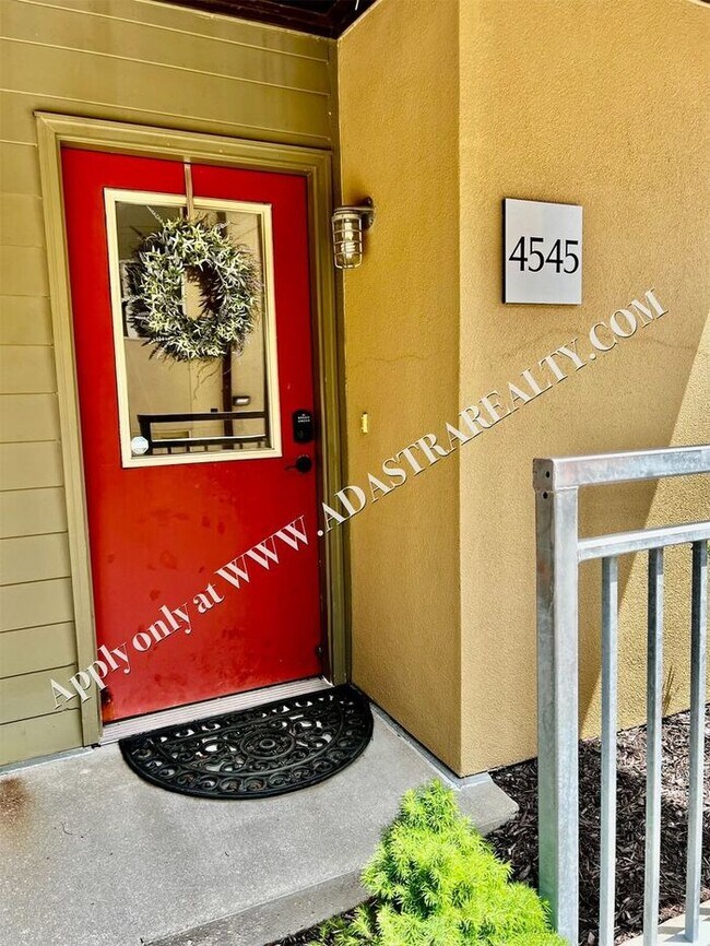 Building Photo - Beautiful 2 Bed 2.5 Bath Townhome Near The Plaza - Available NOW!!