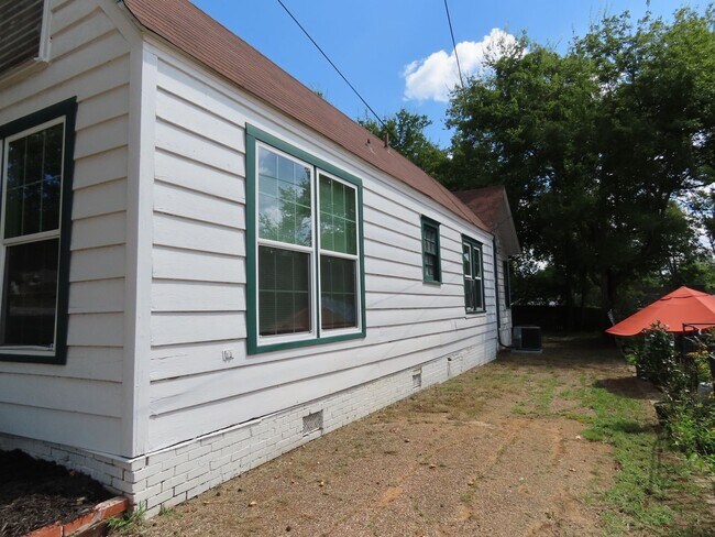 Building Photo - Newly Renovated, Spacious 3 Bedroom, 2 Bat...