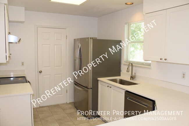 Building Photo - 523 Applewood Dr