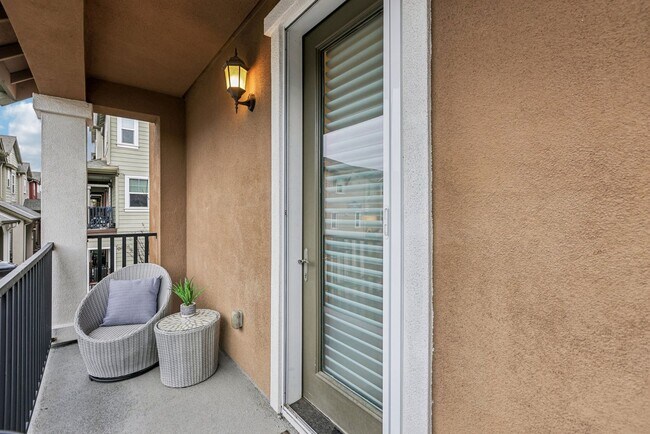 Building Photo - Beautiful Corner-Unit Townhome Near Downtown – 4 Bed | 3 baths
