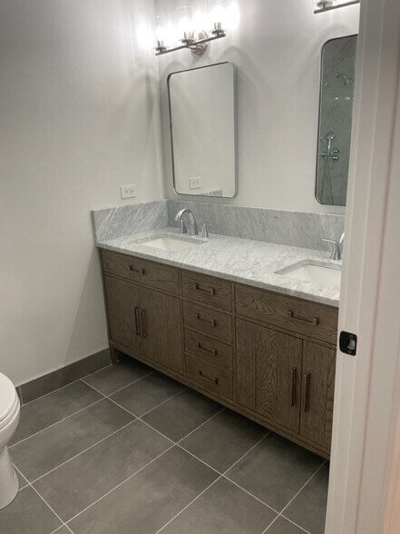 Master Bath - 1000 W Adams St